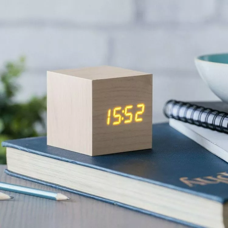 Gingko Radio Réveil Cube Click Clock - LED Maple / Orange 1 Gingko Radio Réveil Cube Click Clock - LED Maple / Orange