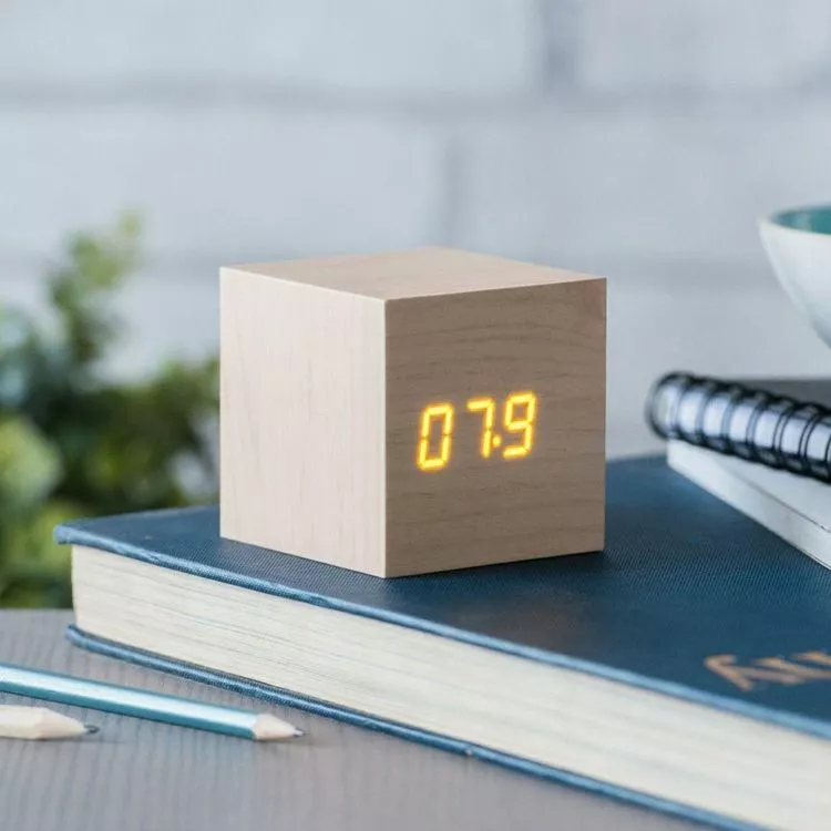 Gingko Radio Réveil Cube Click Clock - LED Maple / Orange 2 Gingko Radio Réveil Cube Click Clock - LED Maple / Orange – Image 2