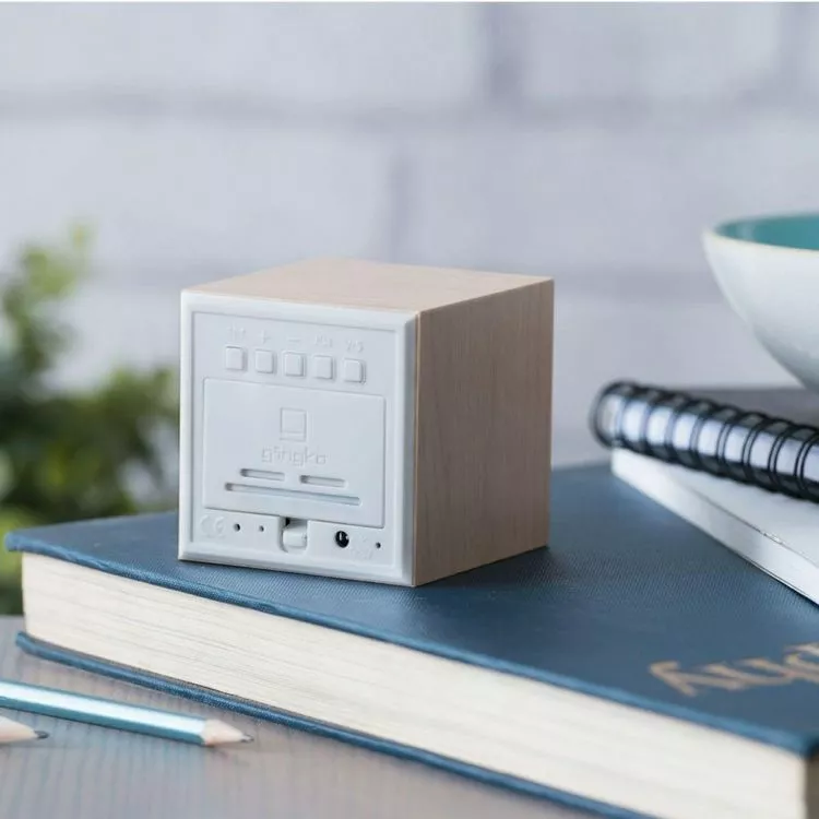 Gingko Radio Réveil Cube Click Clock - LED Maple / Orange 4 Gingko Radio Réveil Cube Click Clock - LED Maple / Orange – Image 4